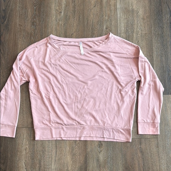 Fabletics long sleeve shirt.  Blush pink in color.  Women’s size small. - Picture 1 of 4